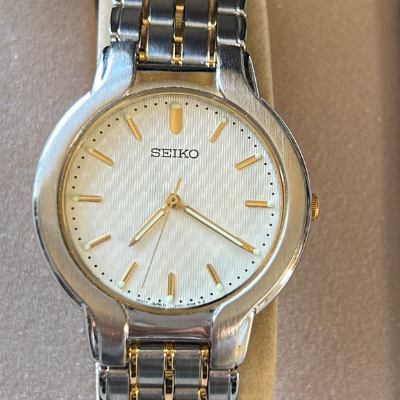 VINTAGE SLIM UNISEX SEIKO DRESS Watch